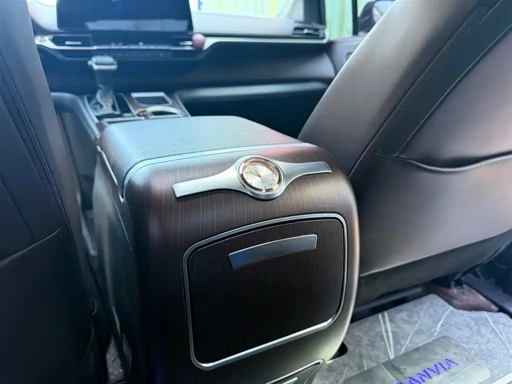 Toyota Granvia 2024 2.5L Hybrid Premium PLUS 4WD Edition фото 12
