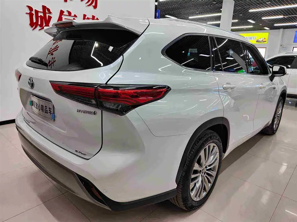 Toyota Highlander 2023 2.5L Smart Hybrid Dual Engine AWD Premium 7-Seater фото 4