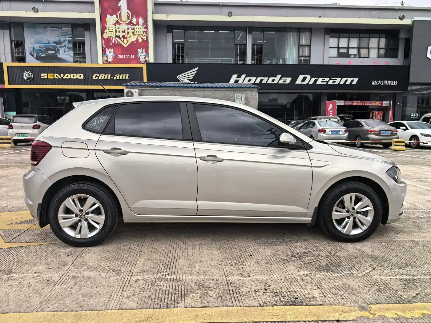 Volkswagen Polo 2019 Plus 1.5L Automatic Panorama Enjoyment Edition фото 4