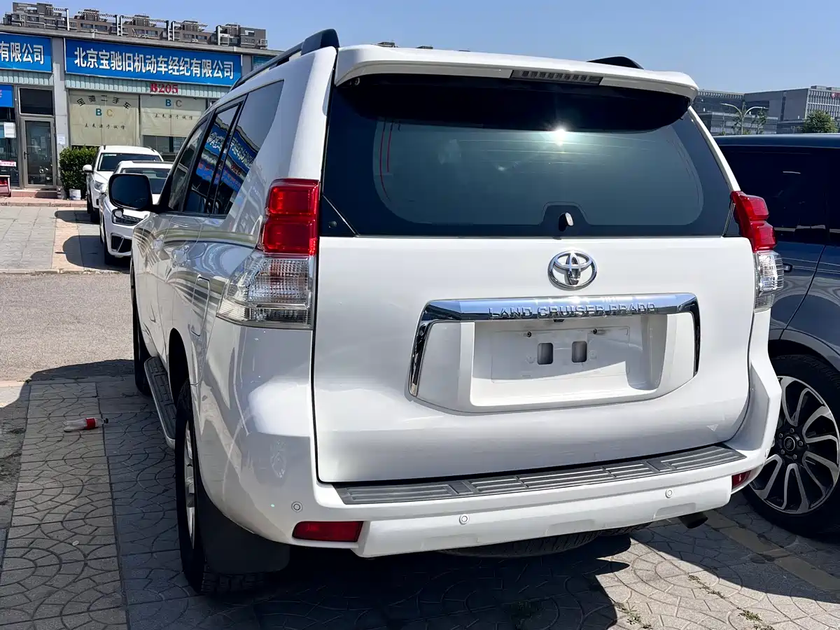 Toyota Prado 2010 4.0L Automatic TX-L фото 2