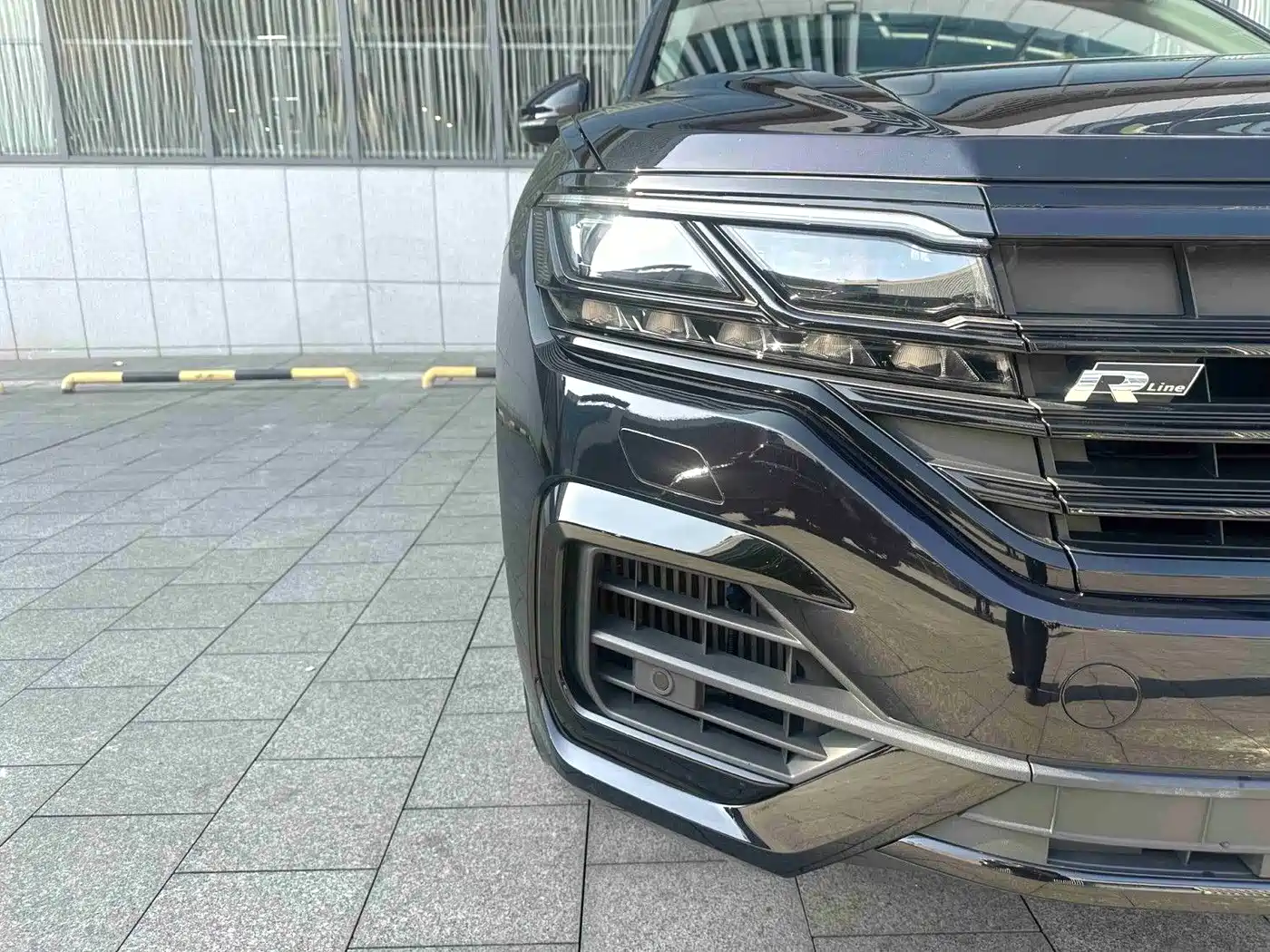 Volkswagen Touareg 2021 3.0TSI Sharp Edition with Gloss Black Sports Package фото 4