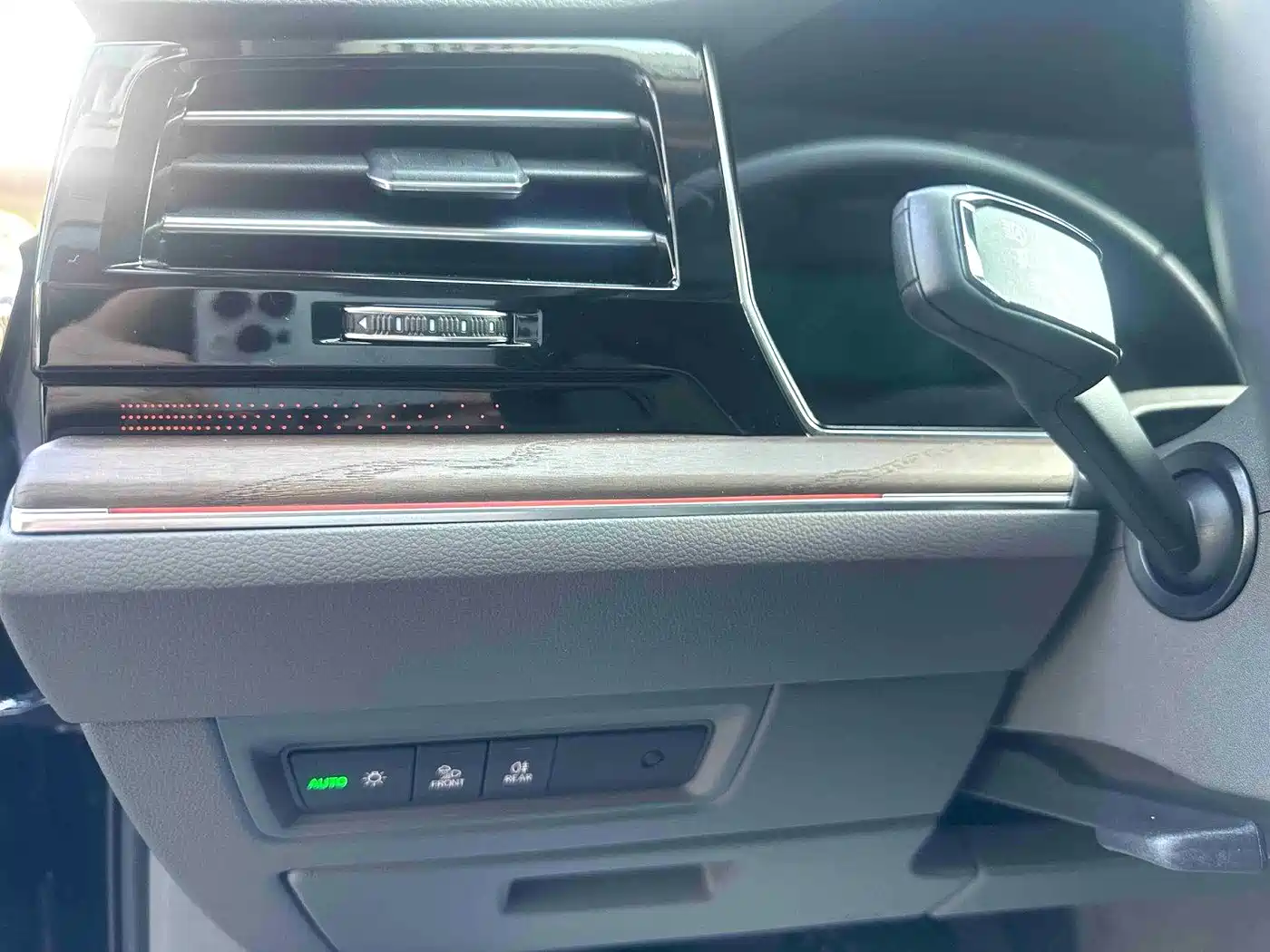 Volkswagen Touareg 2021 3.0TSI Sharp Edition with Gloss Black Sports Package фото 15