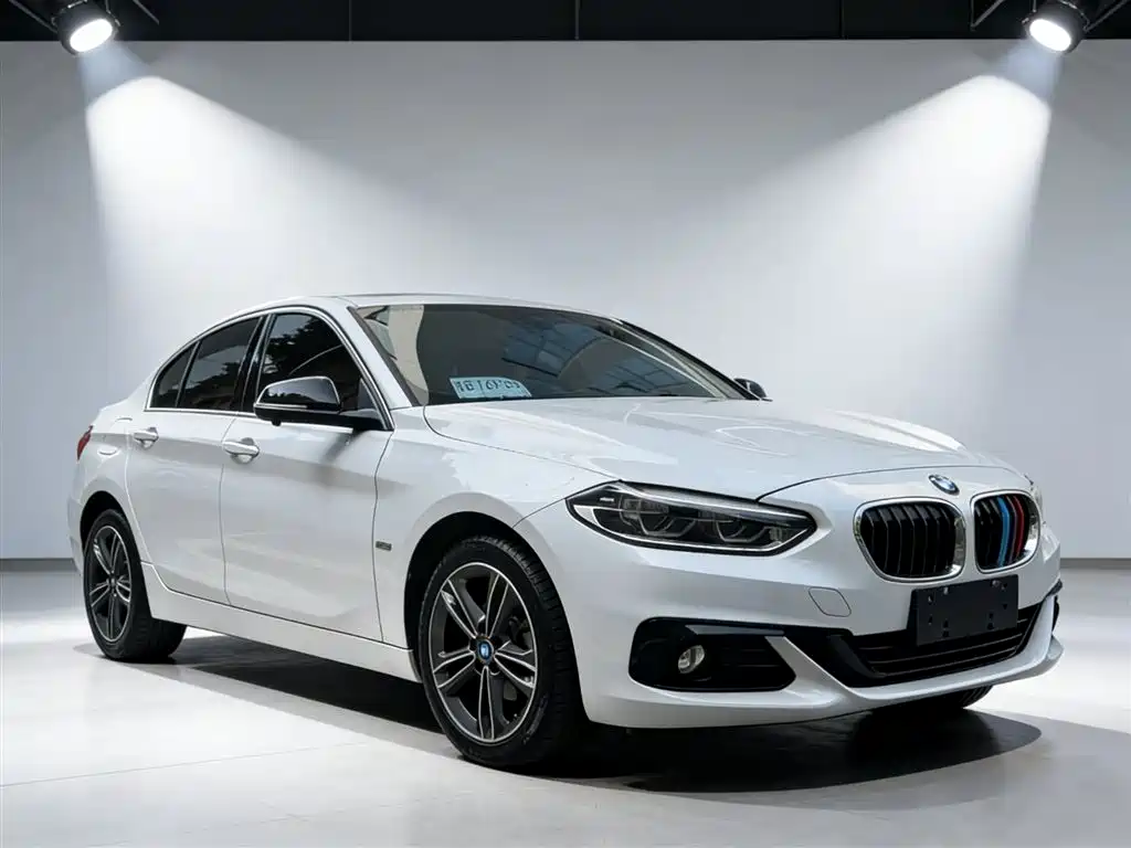 BMW 1 Series 2018 118i Sport Edition фото 14