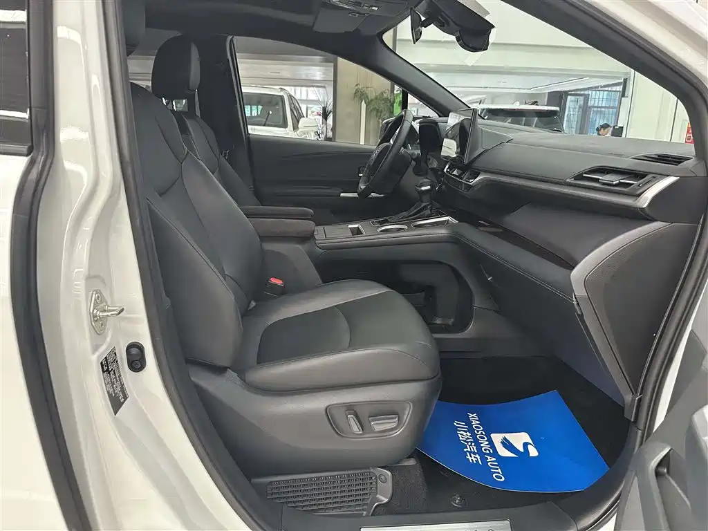 Toyota Granvia 2024 2.5L Hybrid Premium PLUS 4WD Edition фото 16
