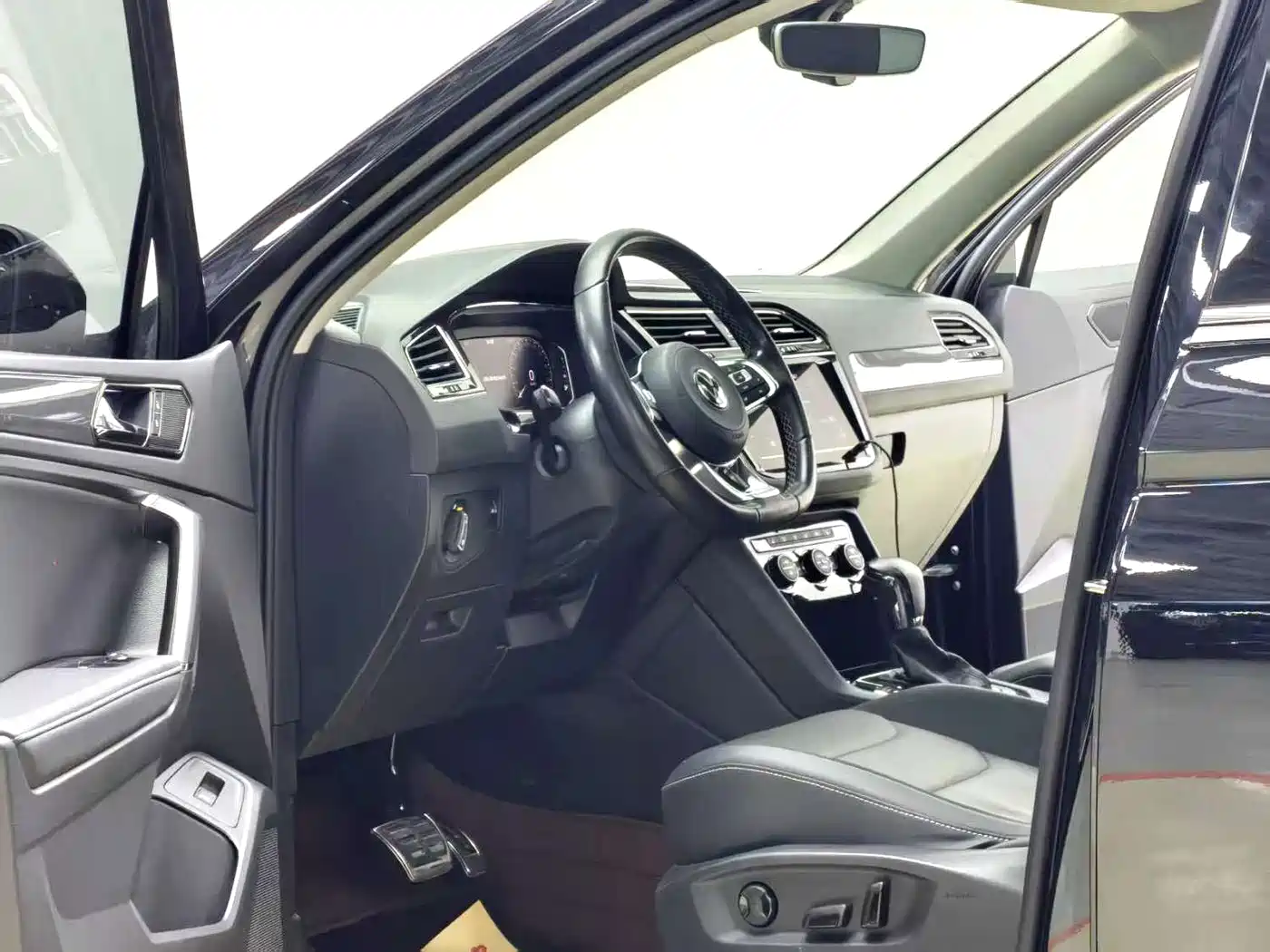 Volkswagen Tiguan L 2021 330TSI Automatic 2WD R-Line Premium фото 6