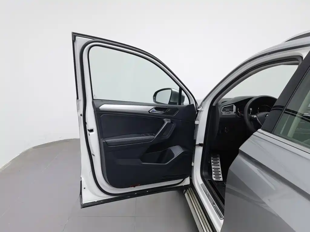 Фото 8 - Volkswagen Tiguan L