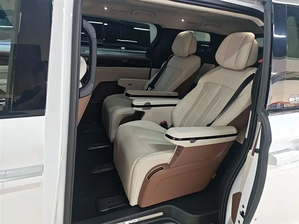 BYD Xia 2025 DM-i 1.5T 180km Surpass Edition фото 17