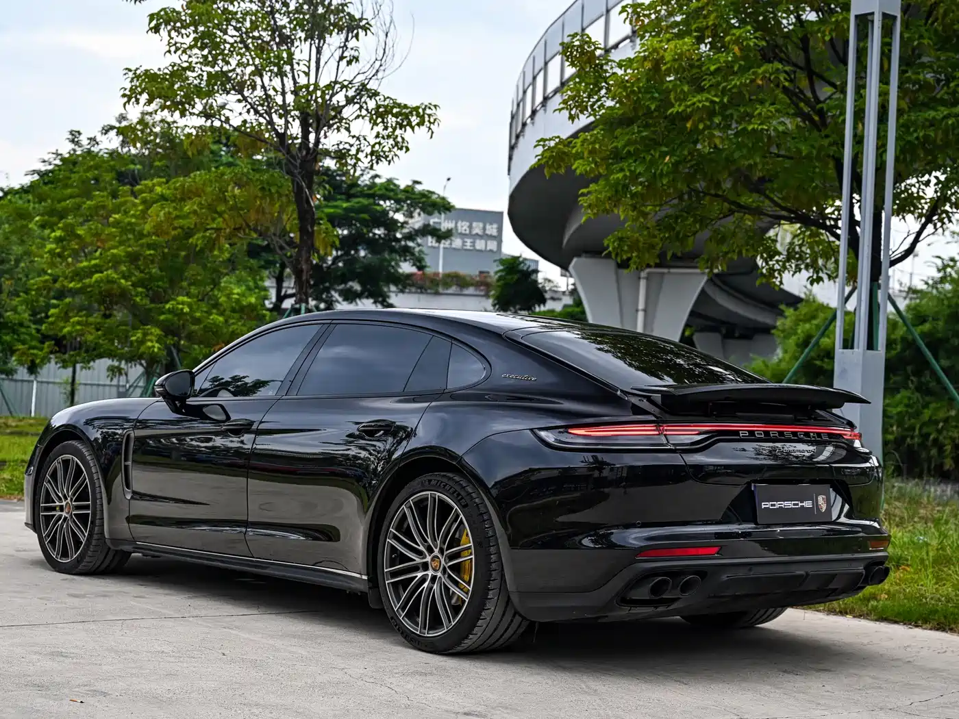 Photo 3 - Porsche Panamera