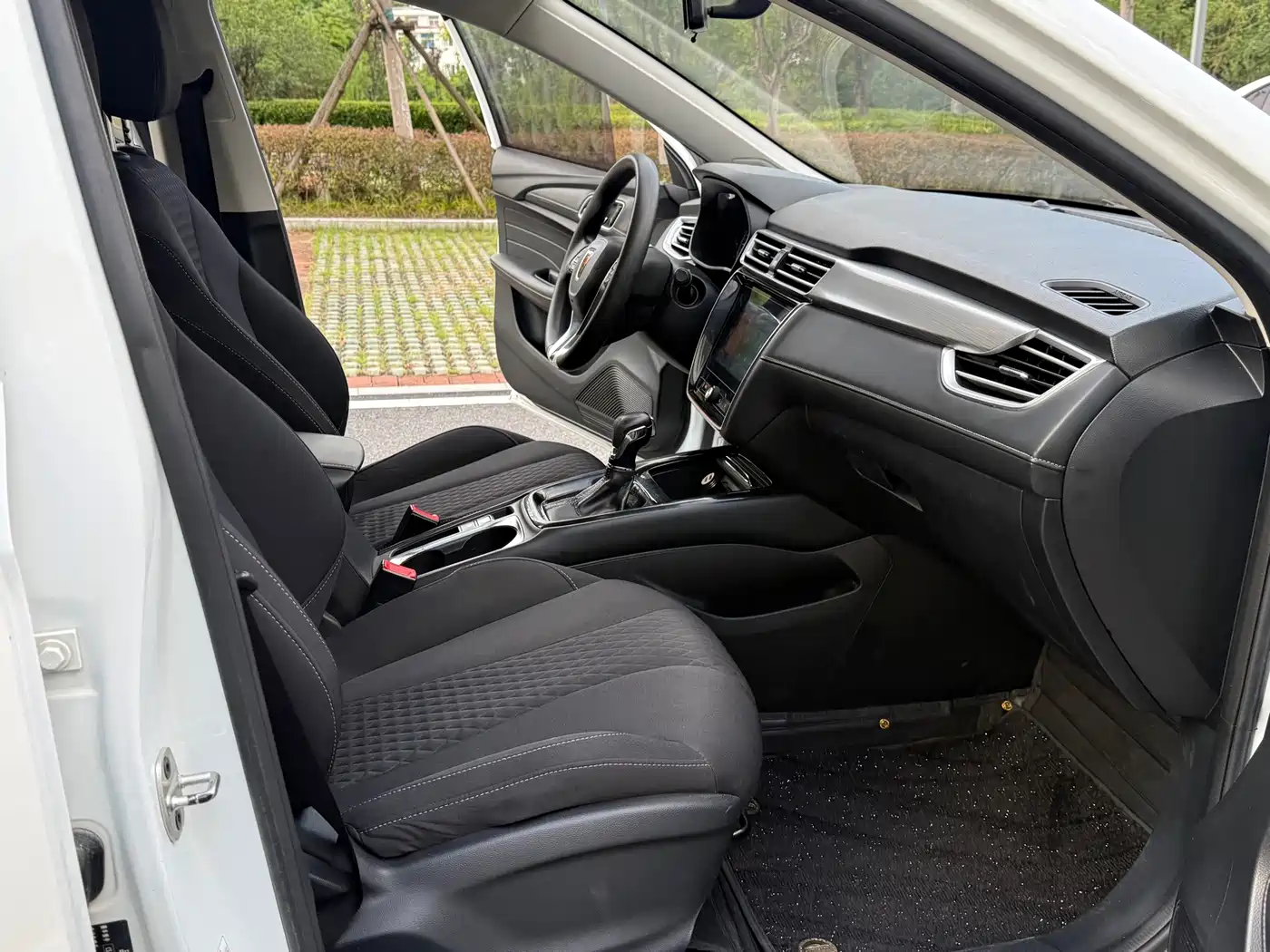 Фото 8 - Roewe i5