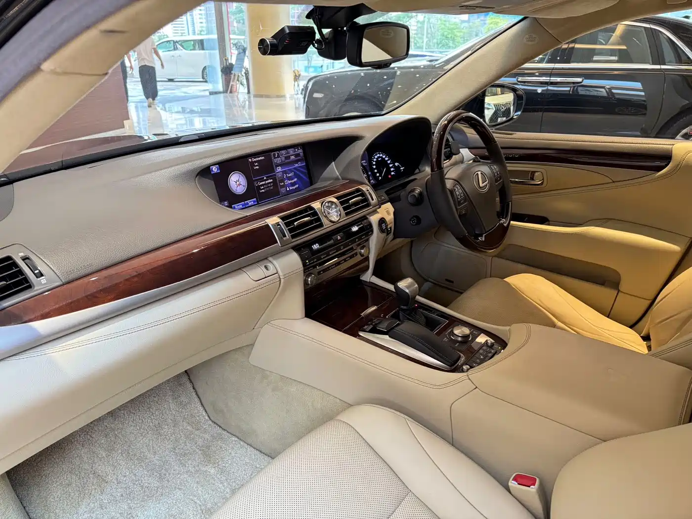 Фото 9 - Lexus LS