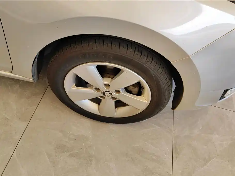 Škoda Rapid 2013 1.6L Manual Smart Selection фото 6