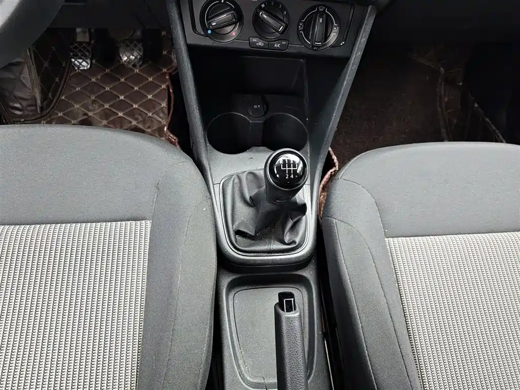 Volkswagen Polo 2016 1.4L Manual Trend фото 9