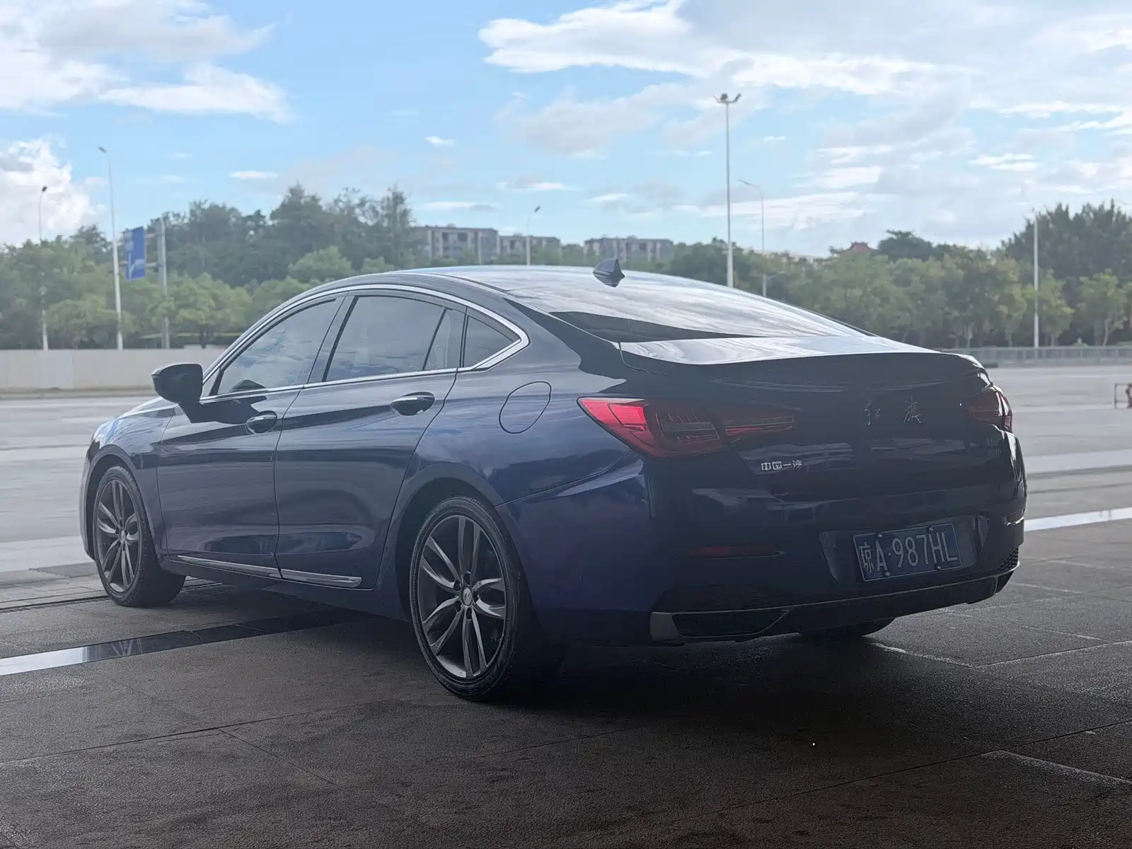 Фото 6 - Hongqi H5