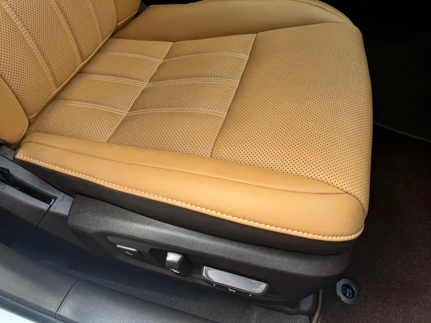 Lexus ES 2017 300h Mark Levinson Comfort Edition фото 18
