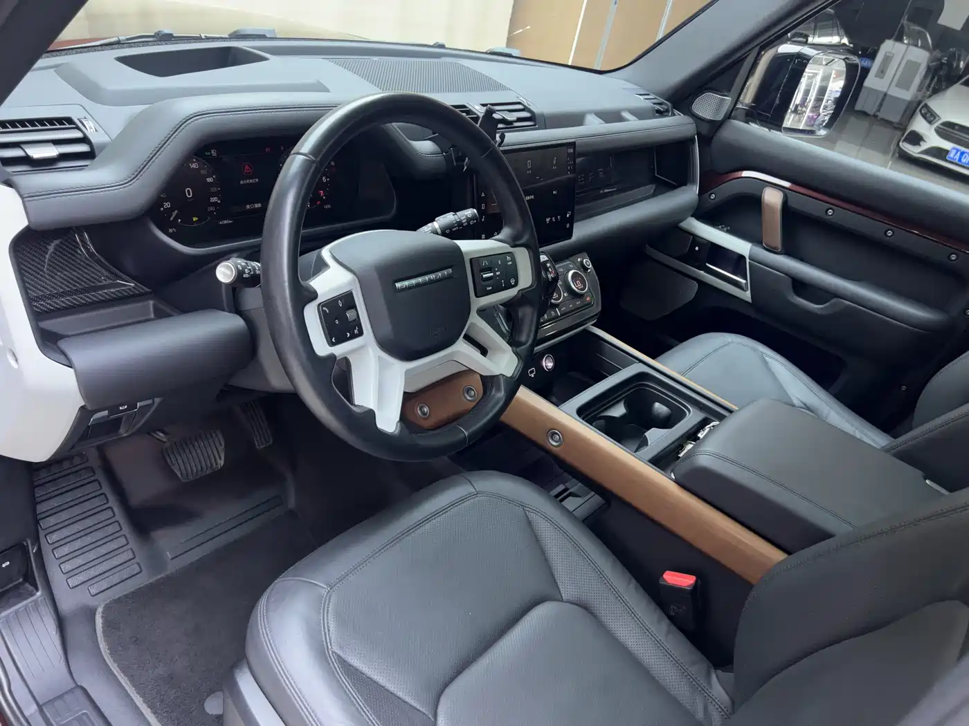 Land Rover Defender 2023 Model Year 130 3.0T P400 HSE фото 9