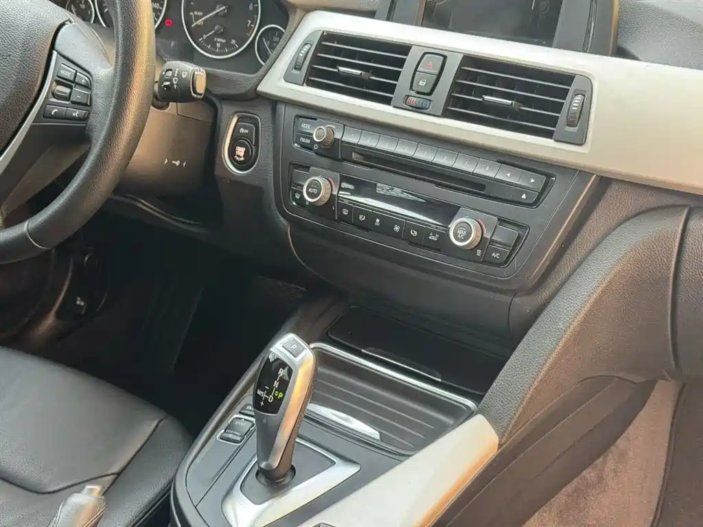 BMW 3 Series GT 2014 320i Leading Edition фото 7