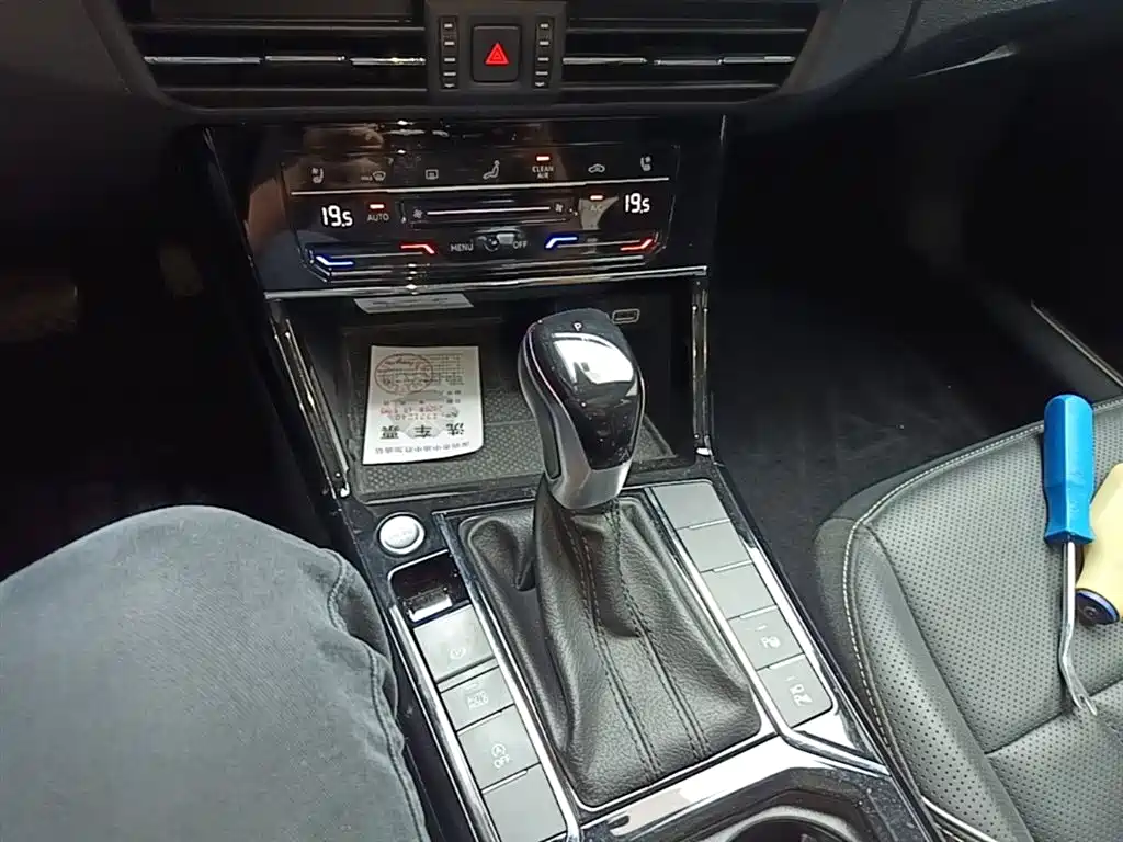 Volkswagen Passat 2024 380TSI Luxury фото 14