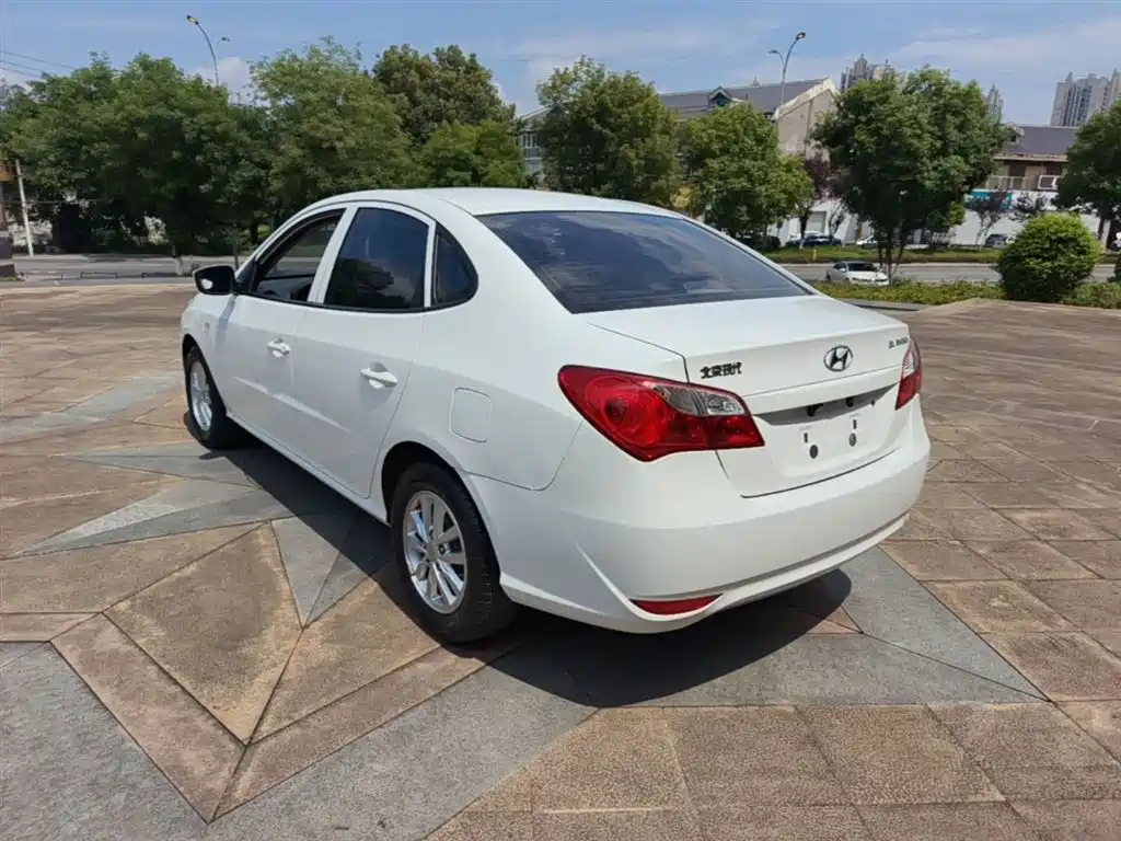 Hyundai Elantra 2016 1.6L Manual Family Joy Sunroof Edition фото 5
