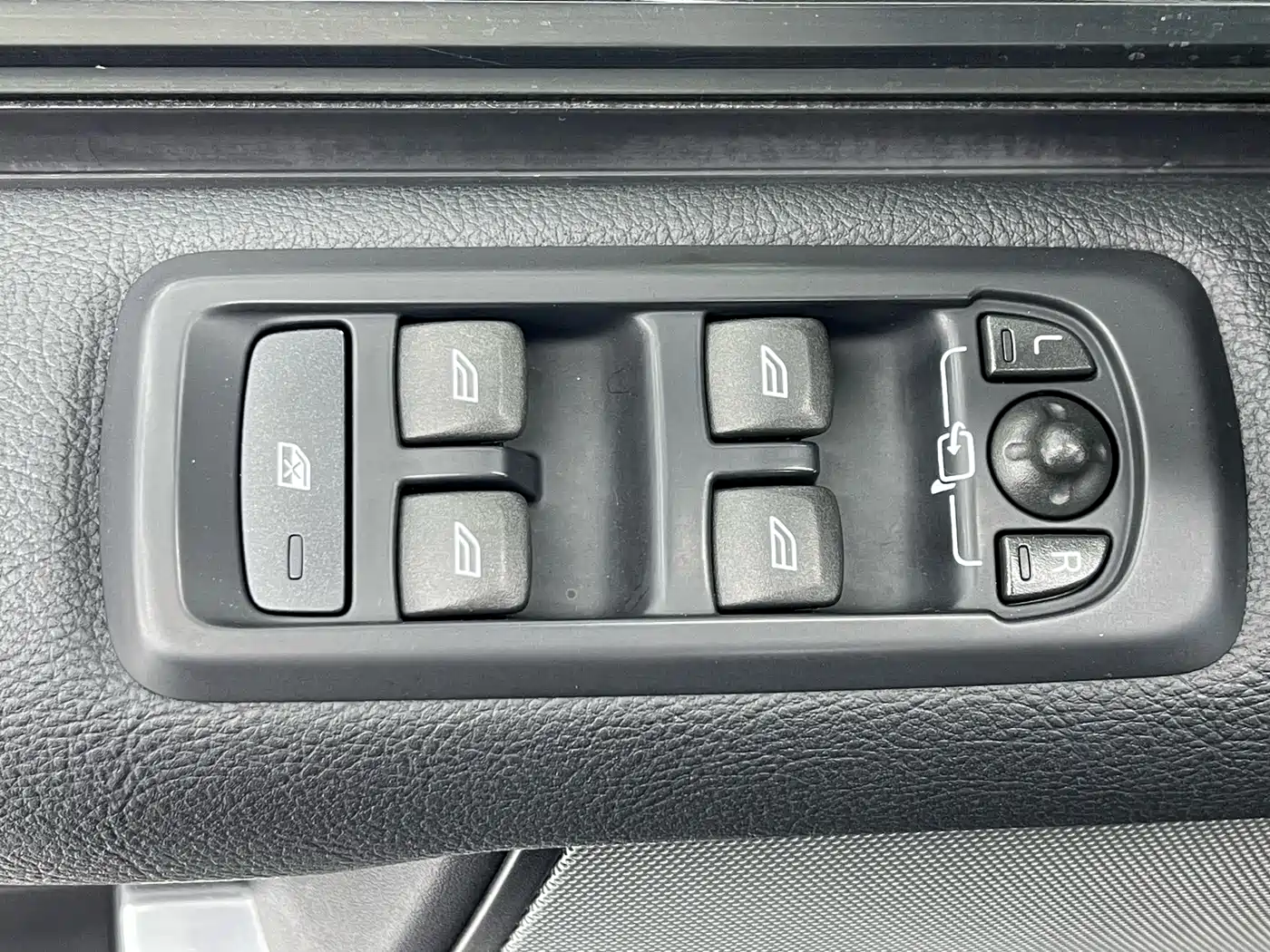 Land Rover Discovery 2016 3.0 SC Gloss Black Collector's Edition HSE фото 16
