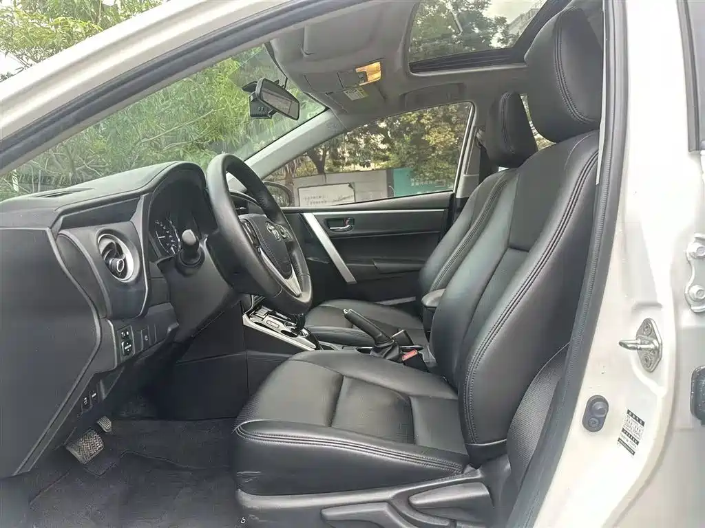 Toyota Corolla Twin Engine E+ 2019 1.8L E-CVT Leading Edition фото 15
