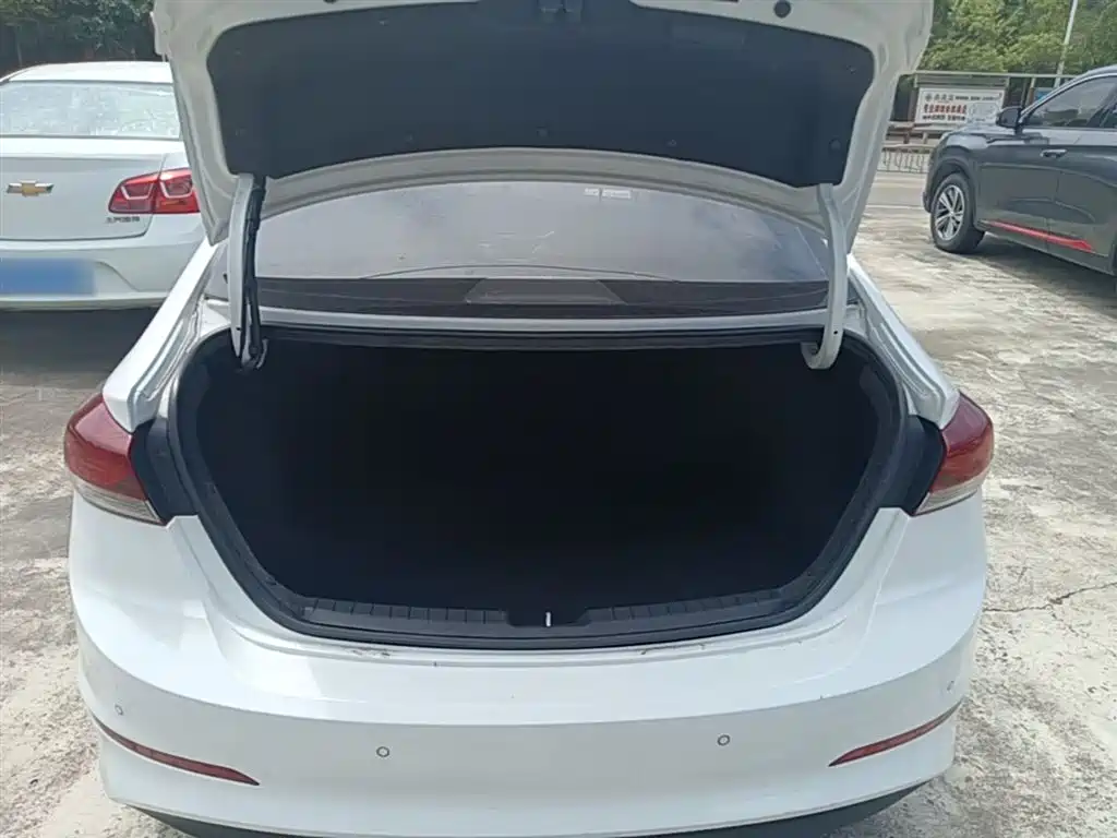 Hyundai Elantra 2016 Model 1.6L Automatic Smart Elite фото 19