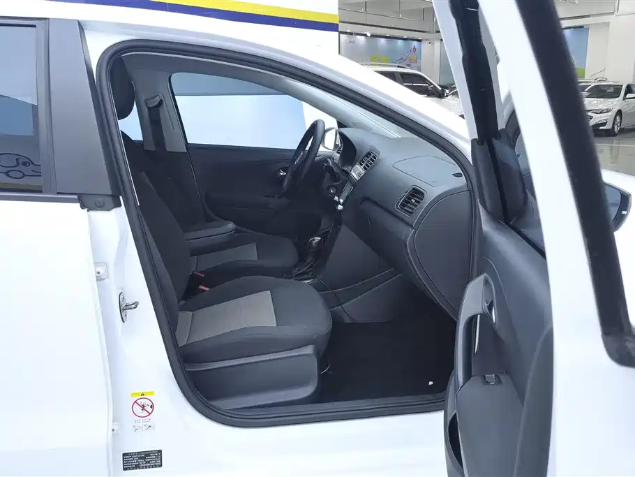Volkswagen Polo 2016 1.4L Automatic Trend фото 8