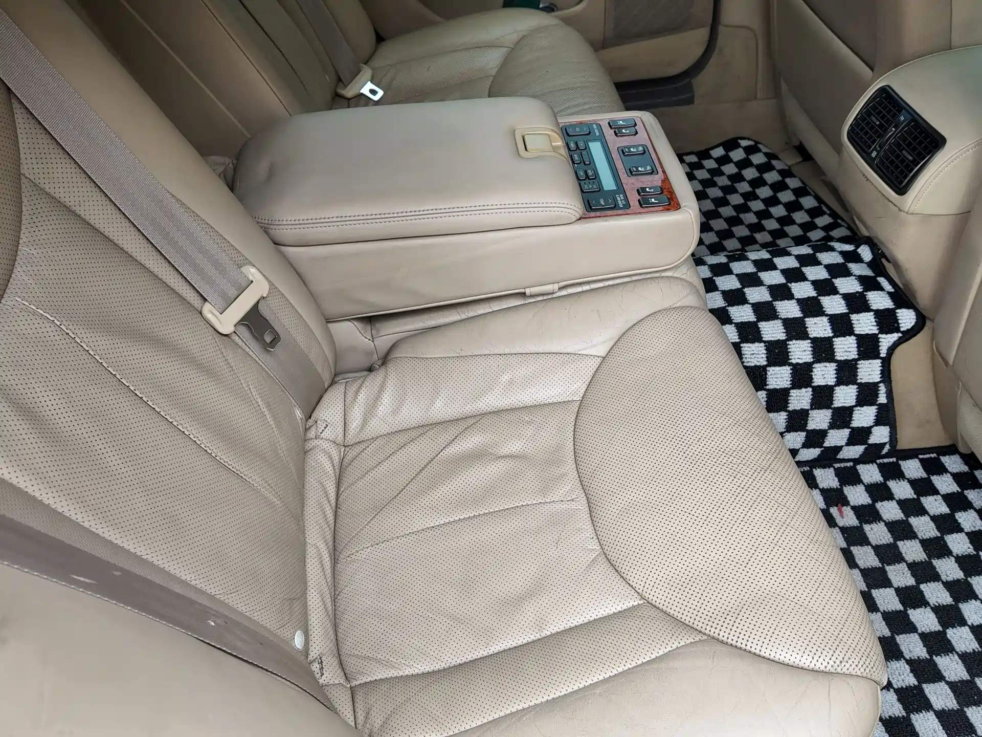 Фото 38 - Lexus LS