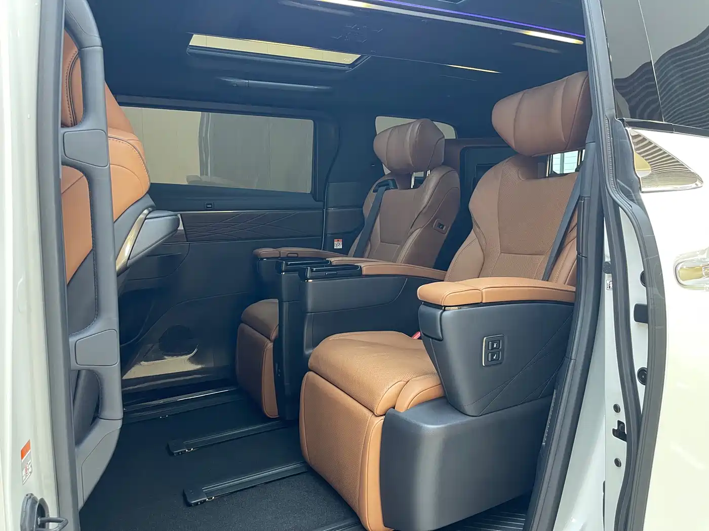 Toyota Vellfire 2024 Crown Hybrid 2.5L Premium Edition фото 13
