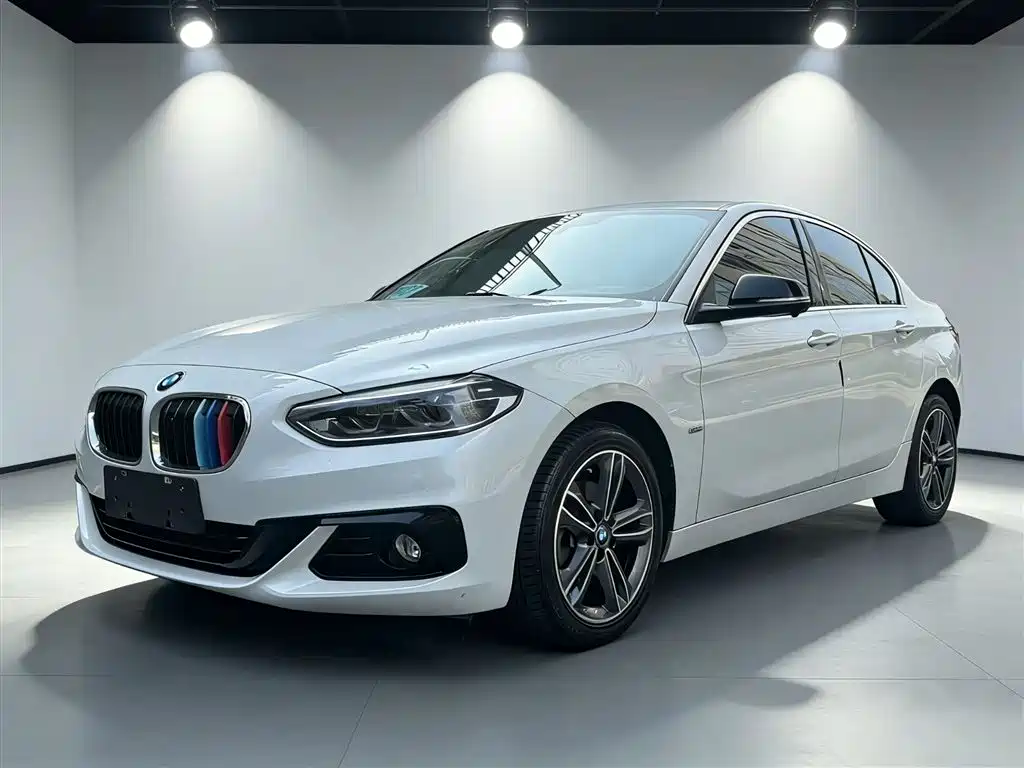 BMW 1 Series 2018 118i Sport Edition фото 11