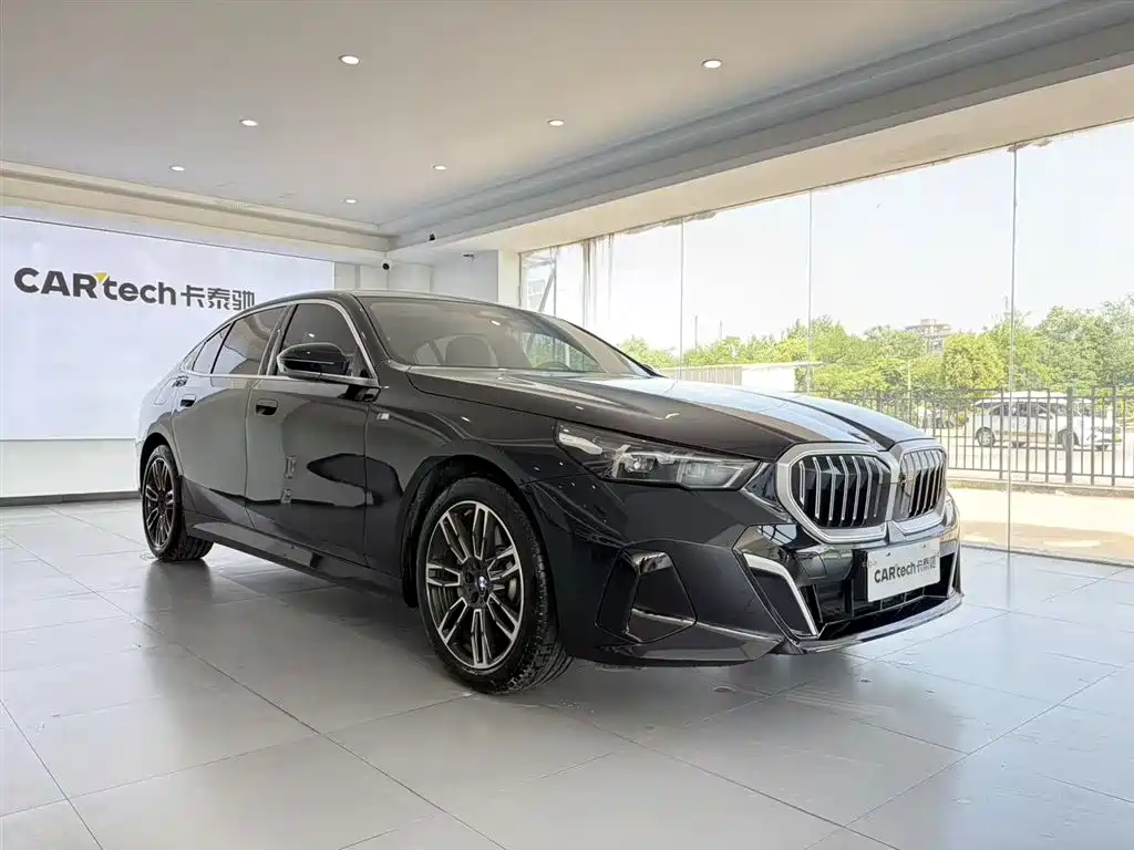 BMW 5 Series 2025 530Li Leading M Sport Package фото 2