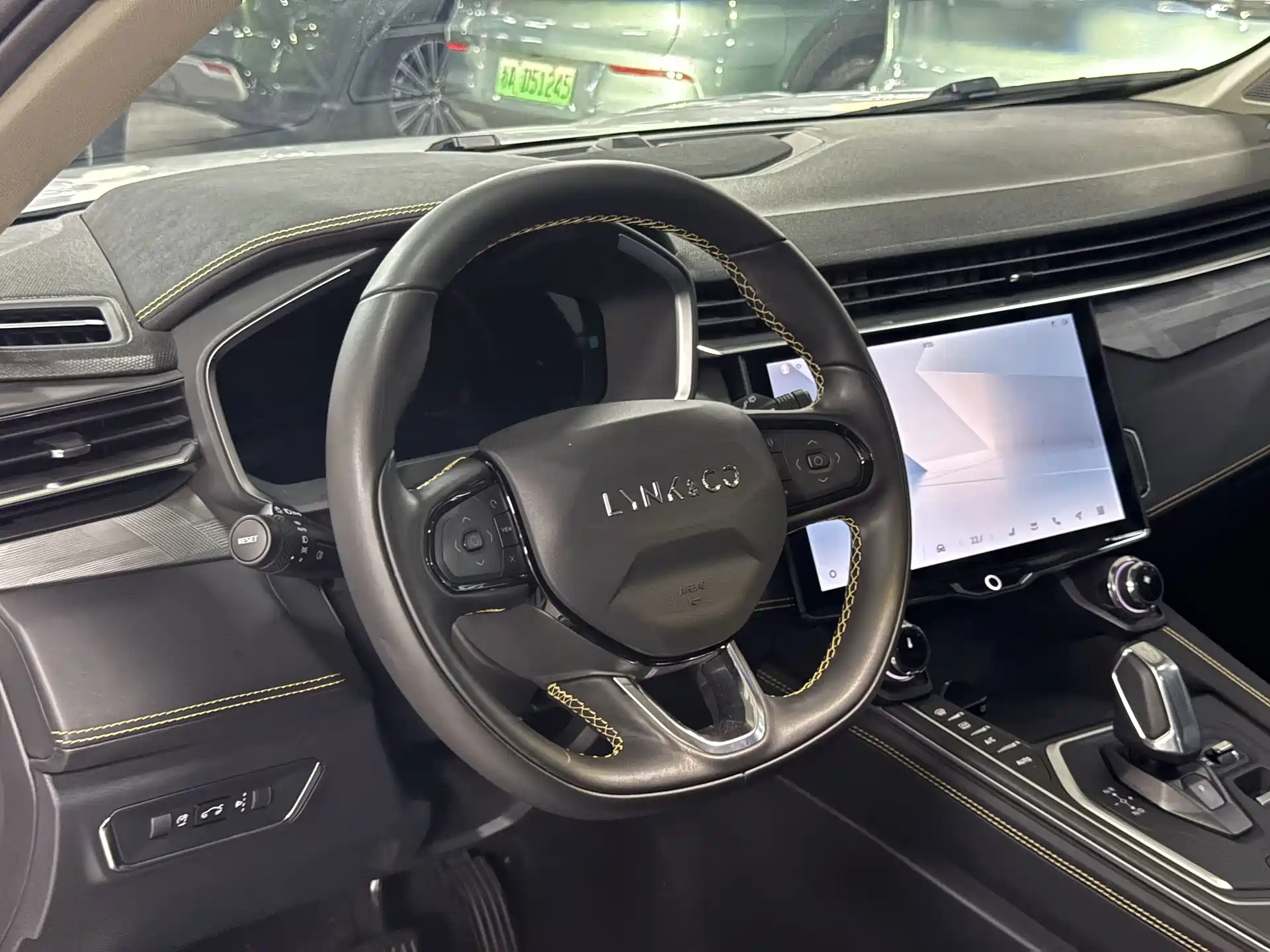 Фото 7 - Lynk & Co 01