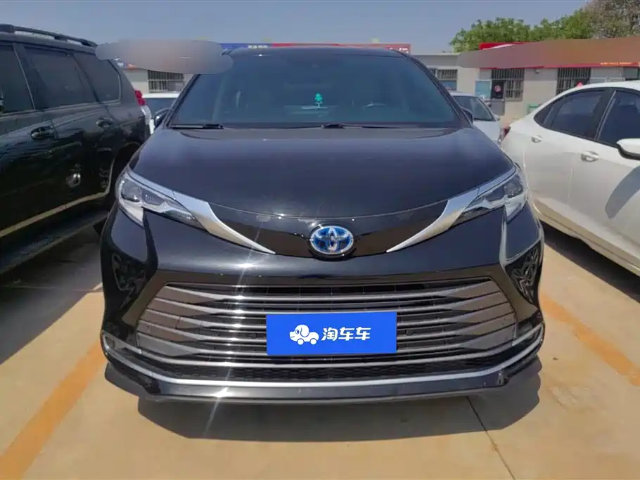 Toyota Sienna 2021 2.5L Hybrid Ultimate Edition фото 2