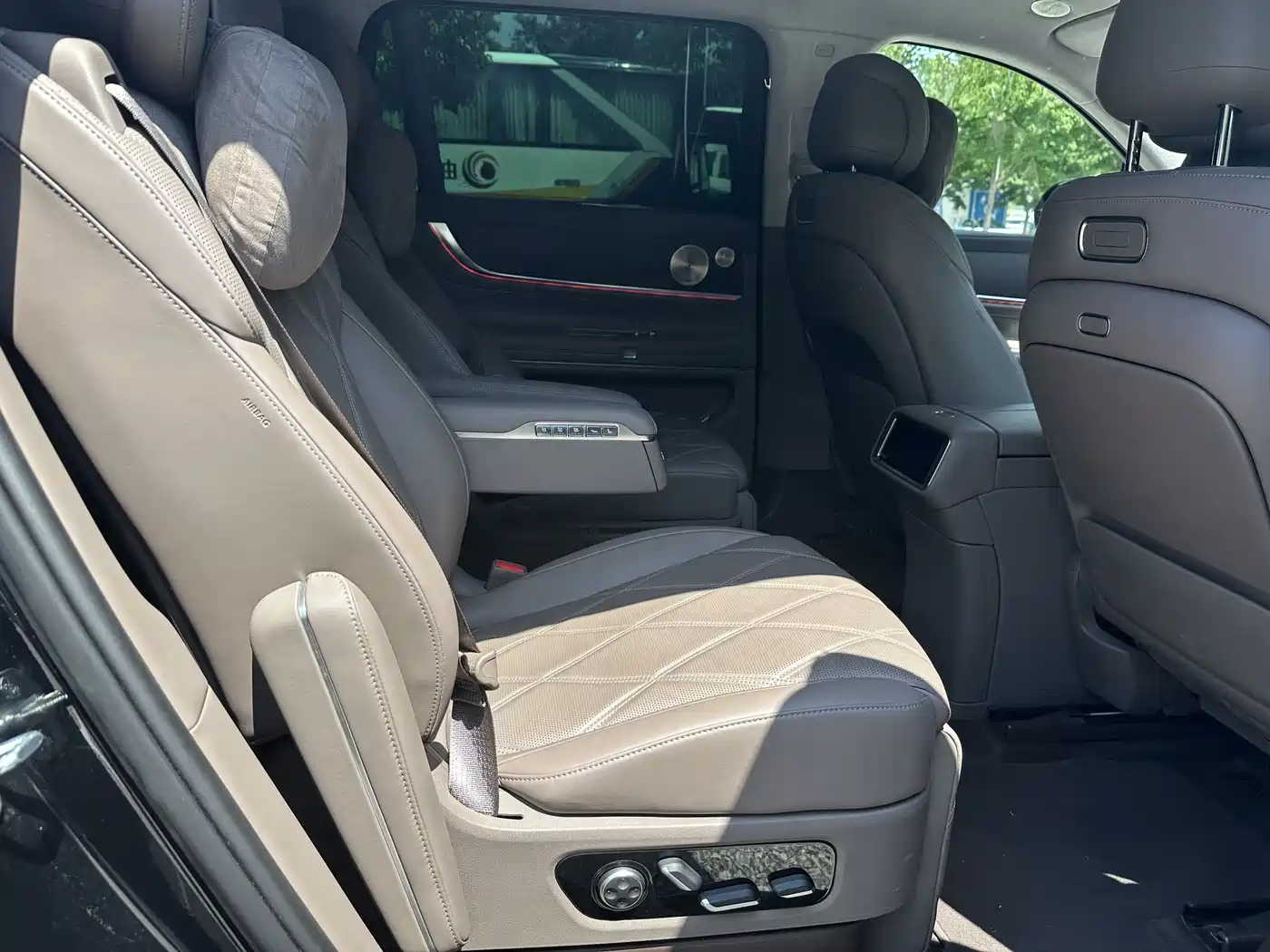 AITO Wenjie AITO M9 2025 Extended Range Ultra 52kWh 6-Seater фото 4