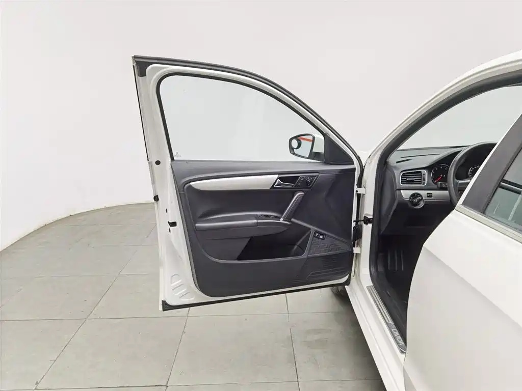 Volkswagen Lavida 2013 Facelift Classic 1.6L Manual Comfort фото 8