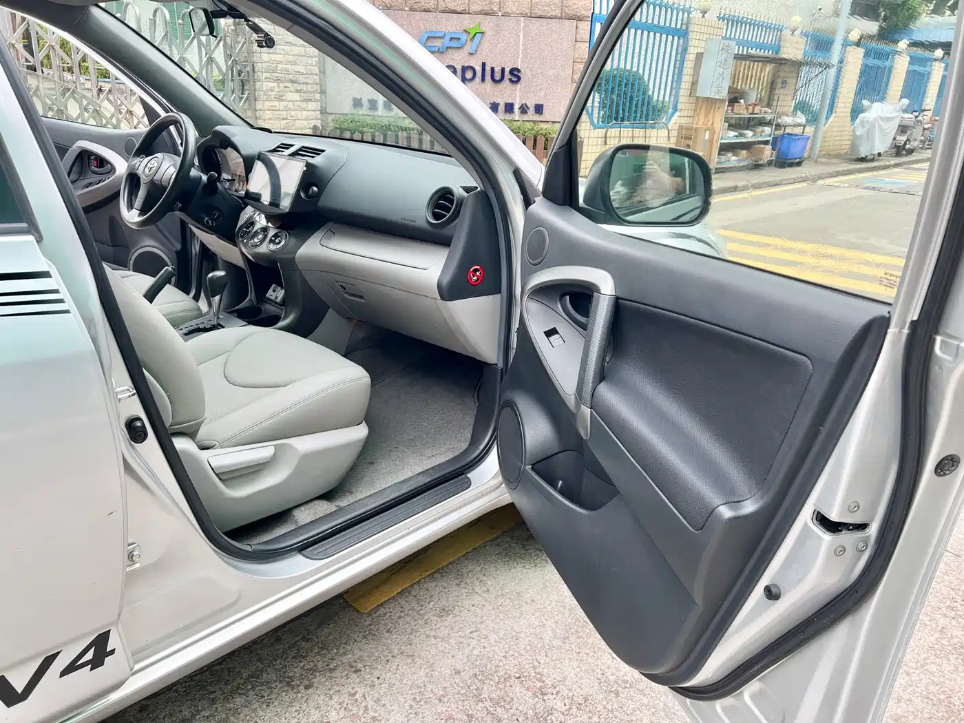 Toyota RAV4 Rongfang 2010 2.0L Automatic Luxury Upgrade Edition фото 7