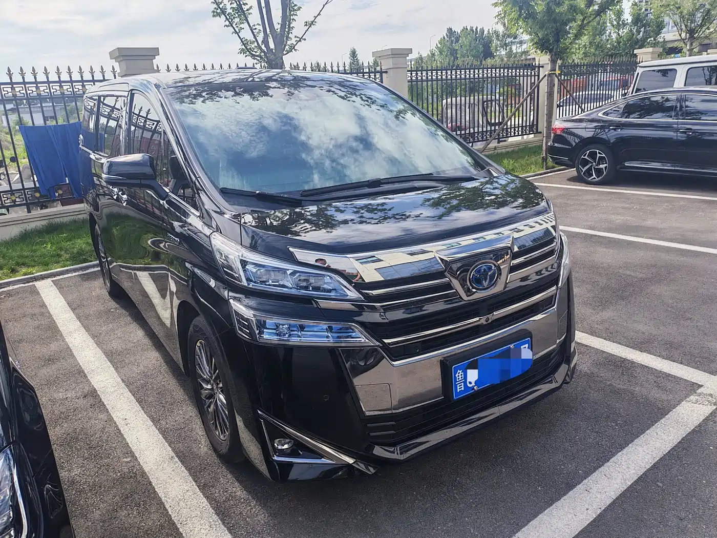 Toyota Vellfire 2020 Twin Engine 2.5L HV Premium Edition фото 3