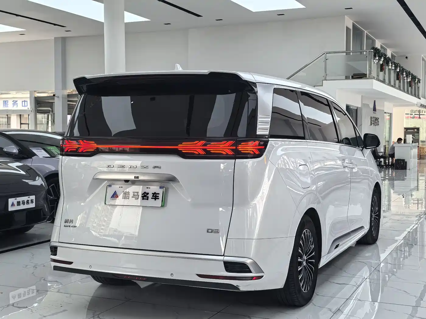 Denza D9 2022 DM-i 970 All-Wheel Drive Honor Edition фото 15