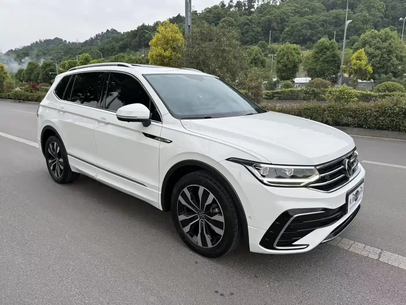 Volkswagen Tiguan L 2022 330TSI Auto 2WD R-Line Premium Edition фото 2