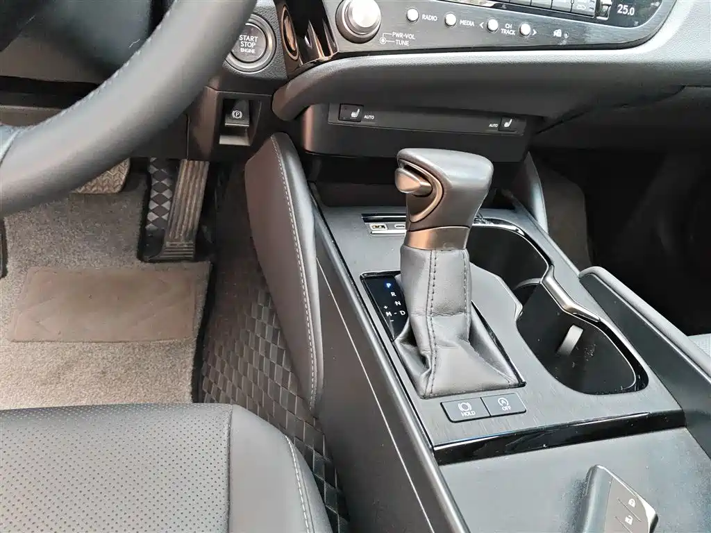 Lexus ES 2023 200 Excellence Edition фото 14