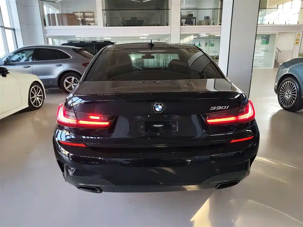 BMW 3 Series 2022 330i M Sport Shadow Edition фото 4