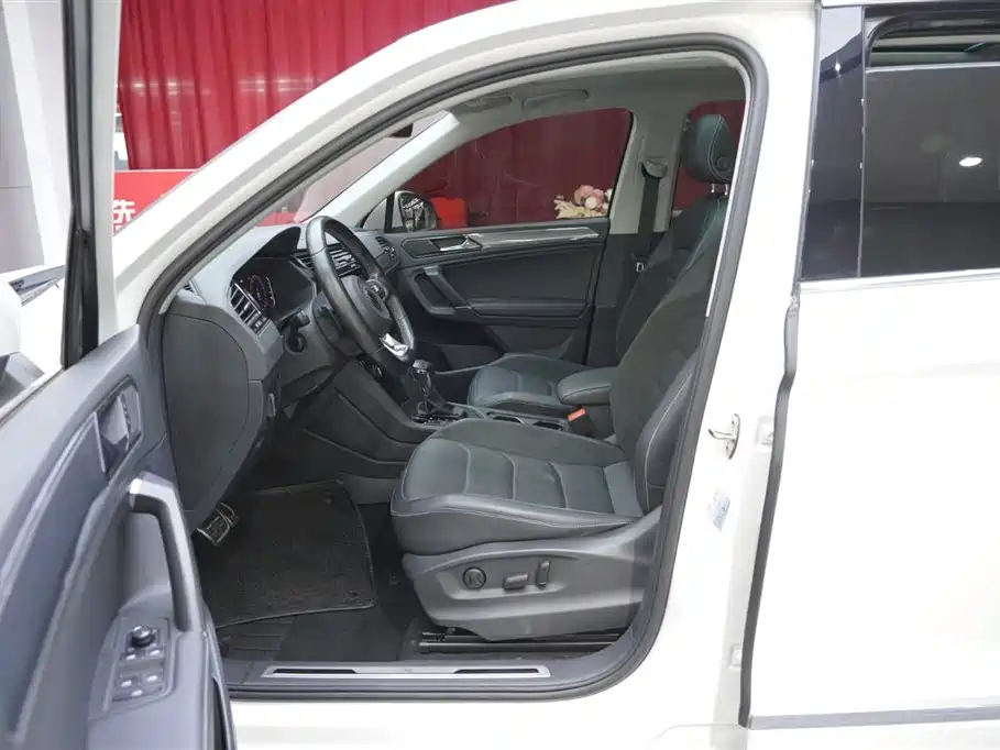 Volkswagen Tiguan L 2021 330TSI Automatic 2WD R-Line Premium фото 13