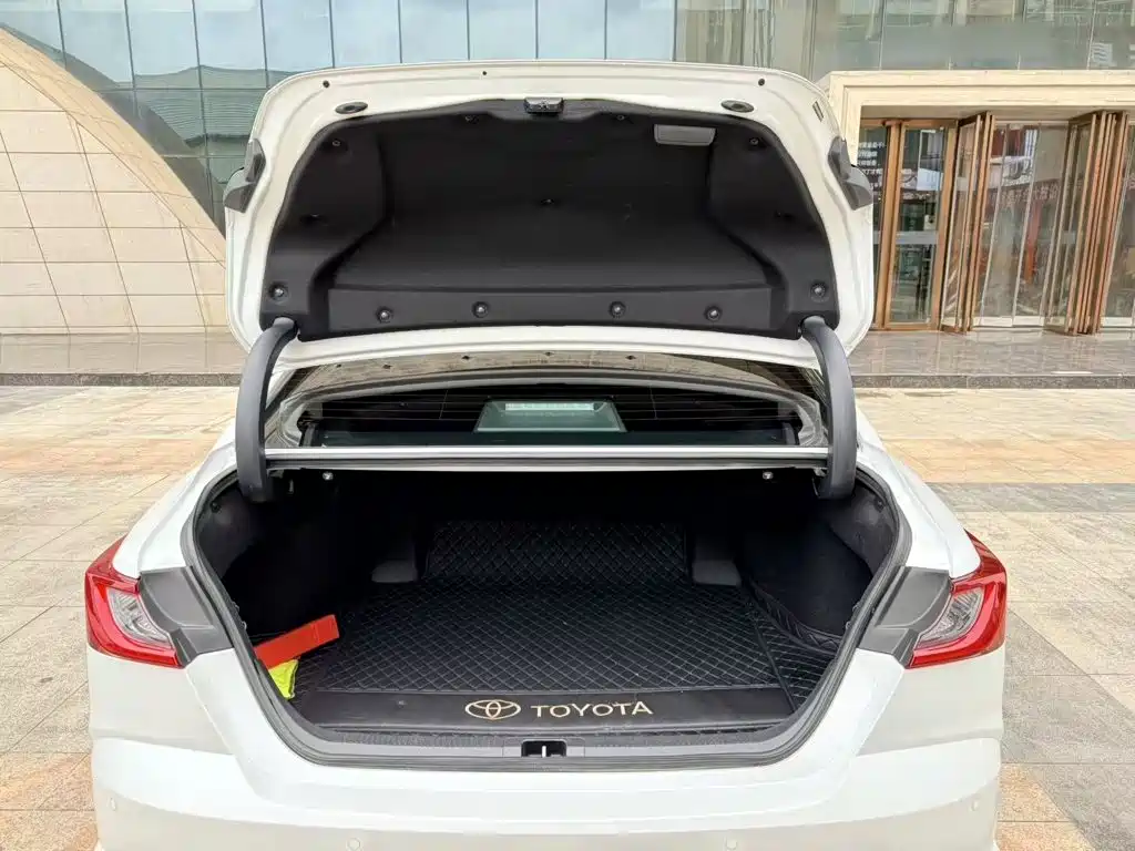 Фото 9 - Toyota Camry