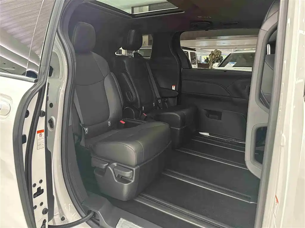 Toyota Granvia 2024 2.5L Hybrid Premium PLUS 4WD Edition фото 15