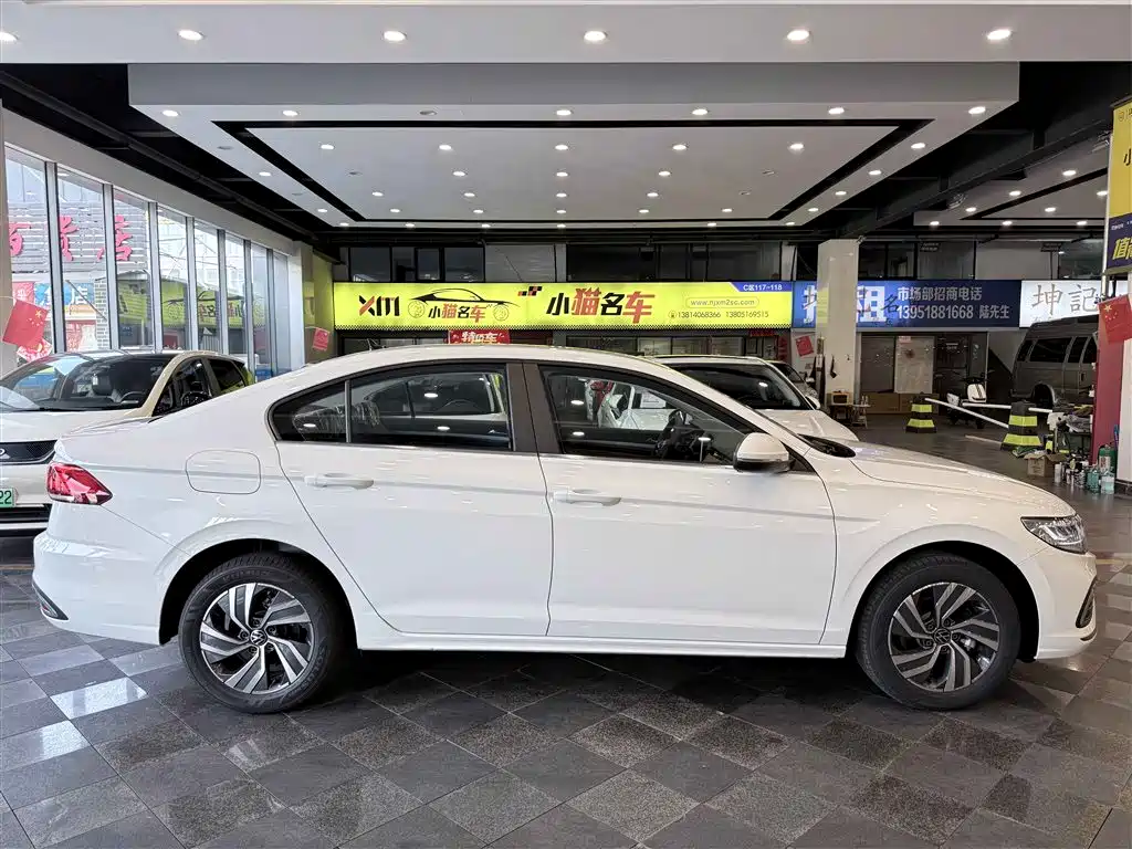 VOLKSWAGEN BORA