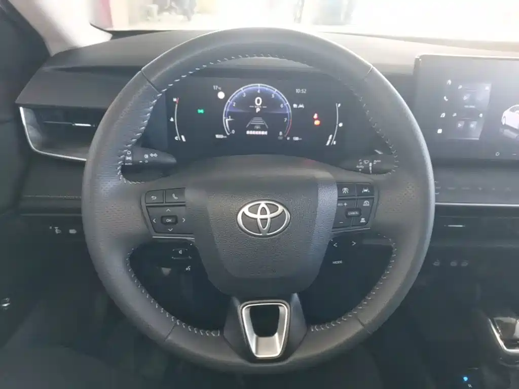 Фото 11 - Toyota Camry