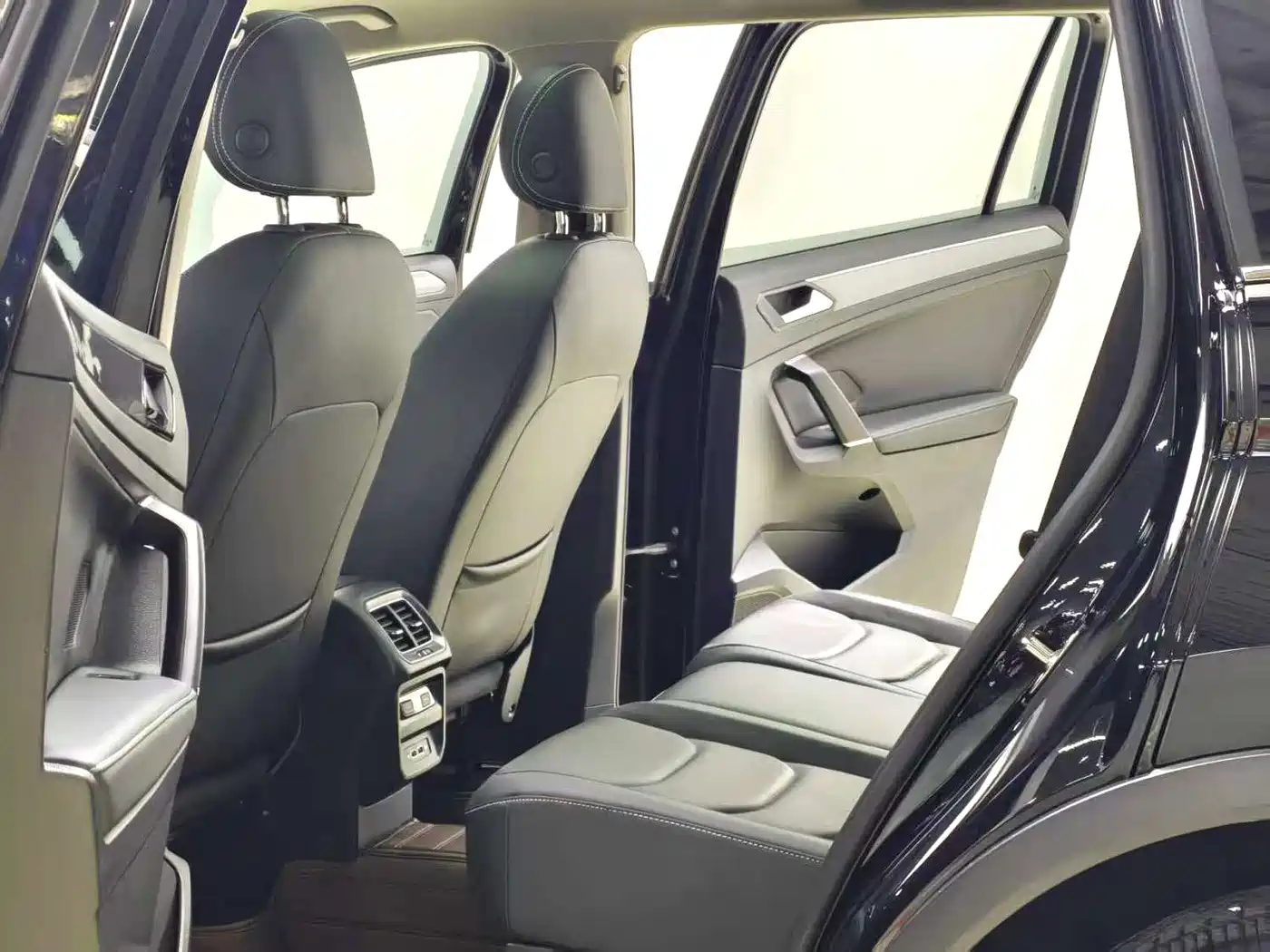 Volkswagen Tiguan L 2021 330TSI Automatic 2WD R-Line Premium фото 9
