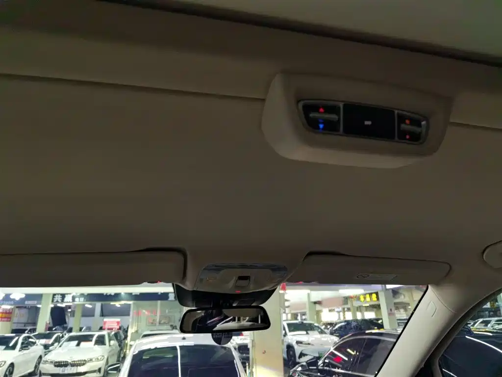 Mercedes-Benz V-Class 2020 Model V 260 L Long Wheelbase Luxury фото 16