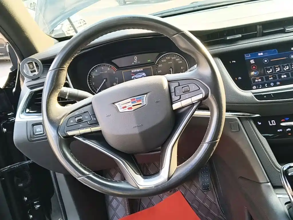 Фото 11 - Cadillac XT6