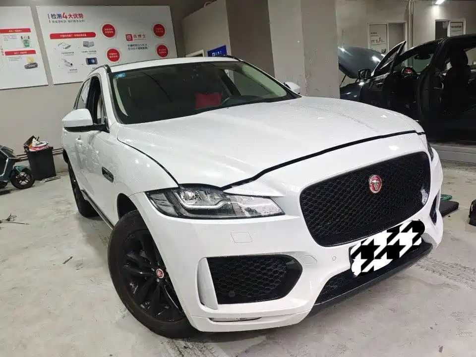 Фото 2 - Jaguar F-PACE