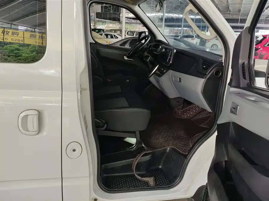 SAIC Maxus Xintu V80 2025 PRO Aoyun 2.0T AMT Short Wheelbase Medium Roof 5/6-Seater фото 8